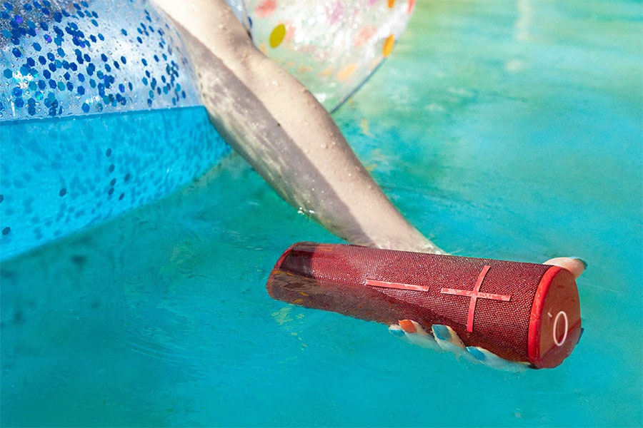 enceinte bluetooth resistante a l'eau dans une piscine